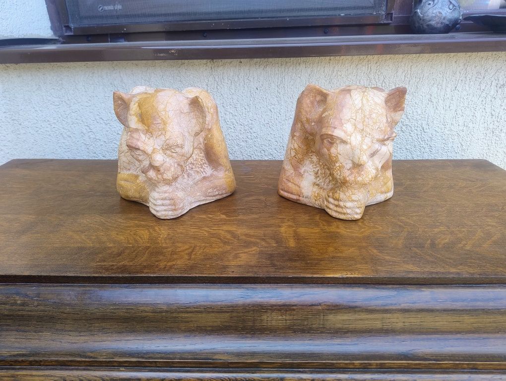 Vând pereche de sculpturi vechi din marmură, stil gotic gargoile