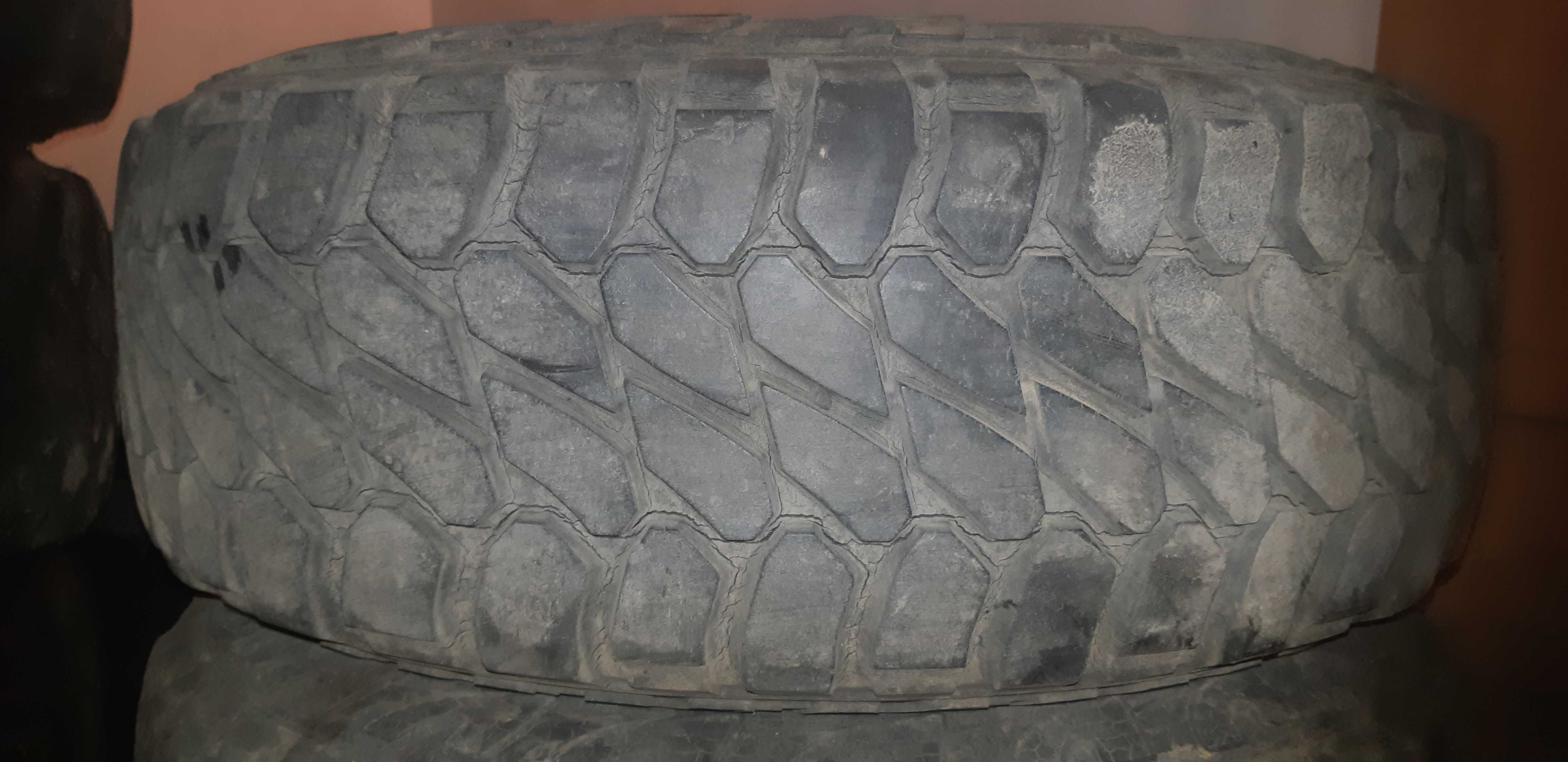 Pirelli scorpion MTR. 285/75/R16.