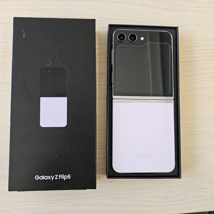 Telefon mobil Samsung Galaxy Z Flip 5, 512GB, 8GB RAM, 5G, cu defect!