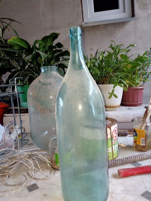 Продам старинный бутыль большой и продам деревянный дом по фото видно