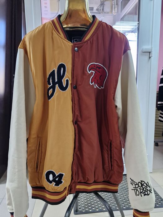 Продам куртка ( бомбер) в идеальном состоянии.