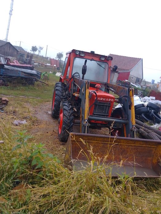 Vind 2 tractore și scavator