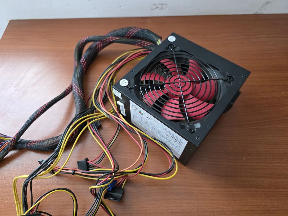 Захранване 700W за компютър.