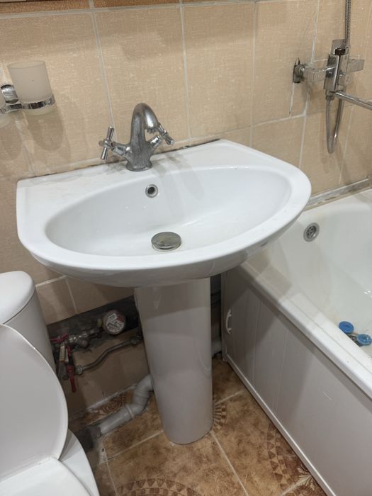 Раковина с ножкой б/у