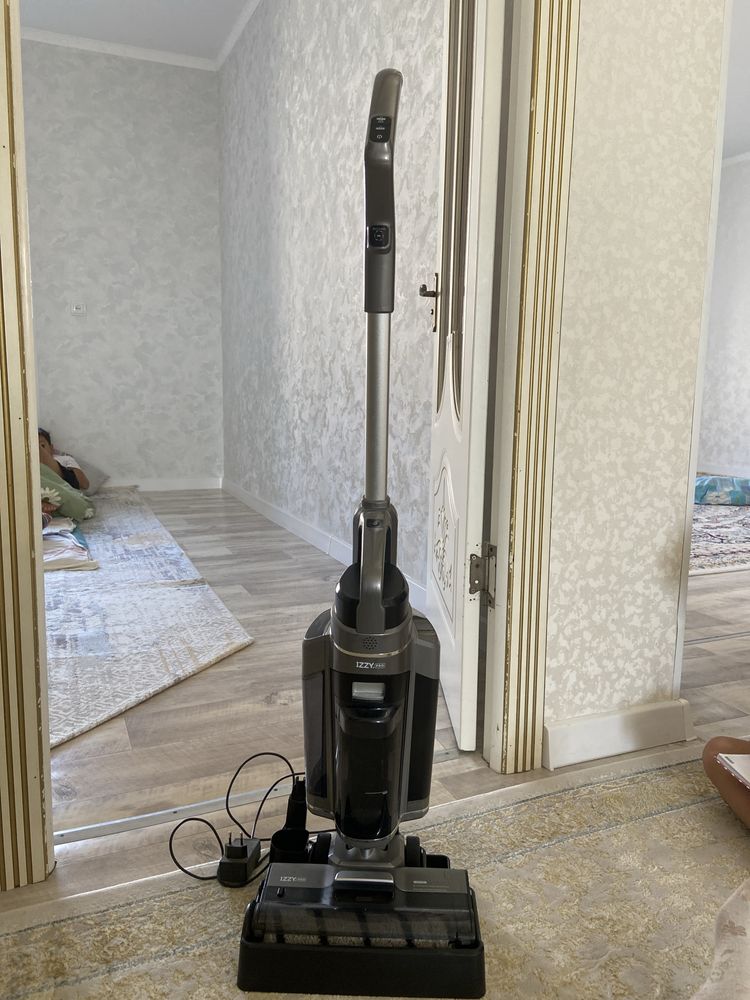 Продам почти новый Пылесос Izzi