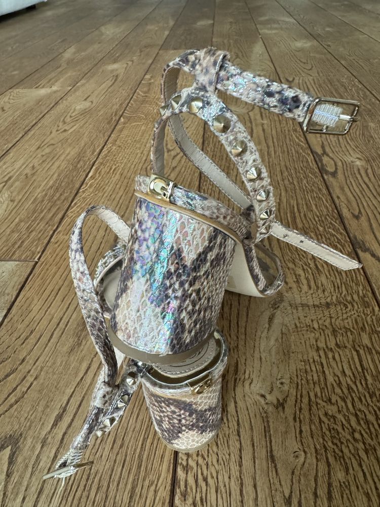 Сандали Guess