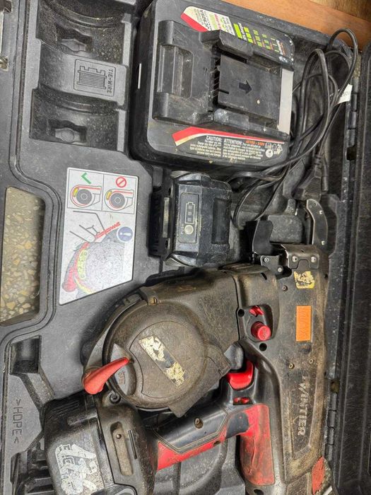 Masina de legat fier-beton RB441T MAX cu incarcator si 2 acumulatori