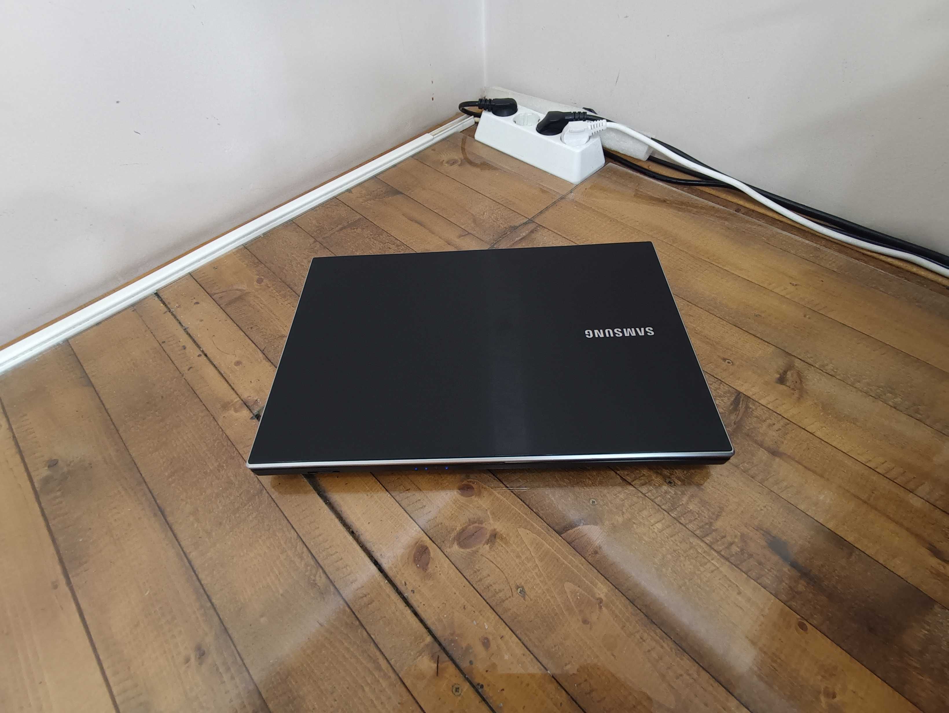 Лаптоп Samsung NP300V5AH - i7 2670QM