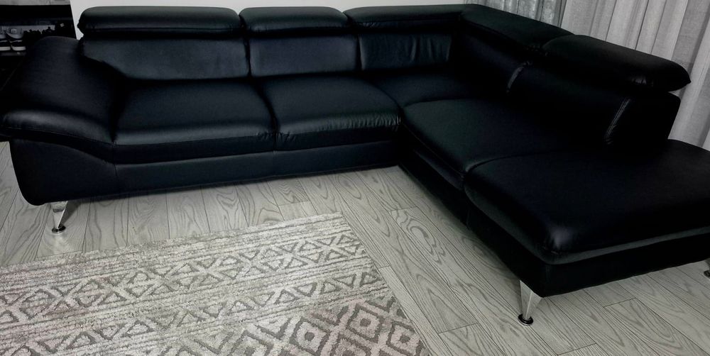 Colțar negru impecabil Dimensiuni: L  2.60cm
l  2.00cm
Șezut 65cm