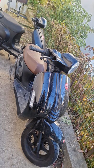 Vand scutere pentru livrari