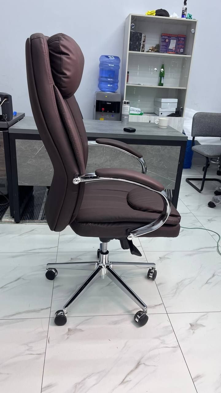 Офисное кресло для руководителя модель Дасоте
