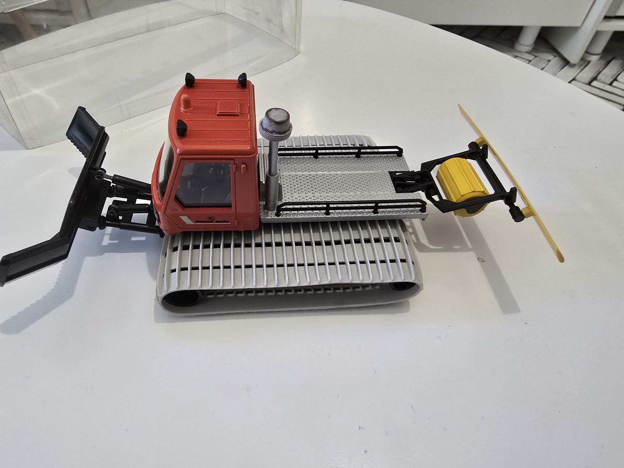 Masinuta vintage de colectie Cursor Pistenbully 1:43
