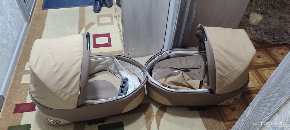 Коляска для двойняшек или близняшек.