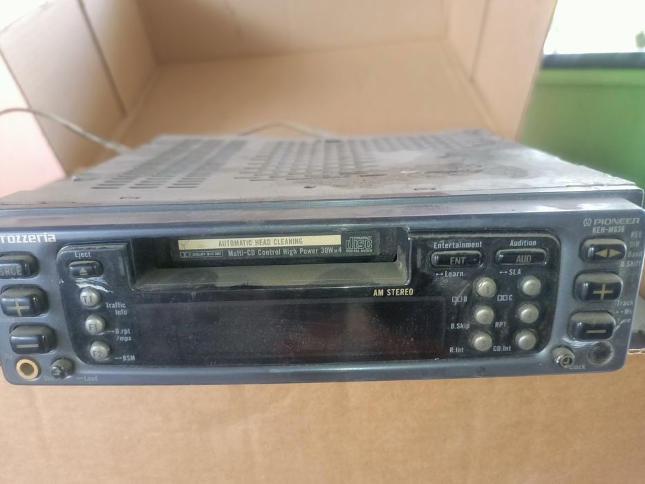 Магнитофон - радио ,стерео на автомобиль , их ТРИ штуки все разные ...