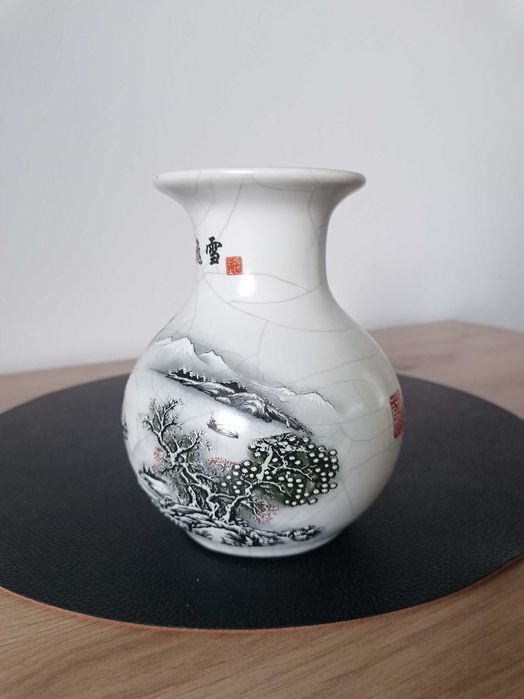 Китайска порцеланова ваза с пукаща глазура с ръчно рисувана