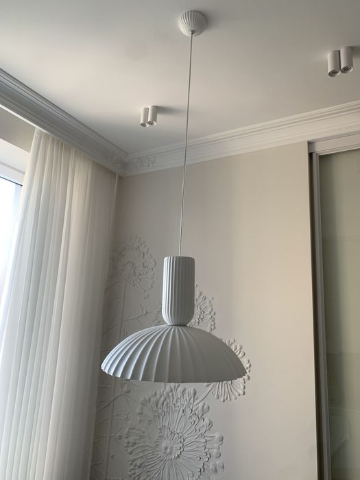 Продам люстру , материал гипс