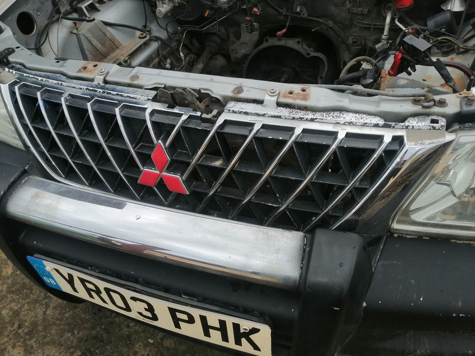 Grila centrala bara fata mitsubishi l200 2003