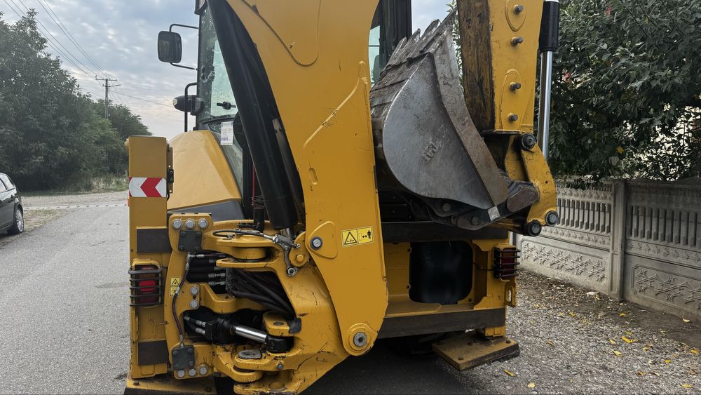 Buldoexcavator caterpillar, buldo cat 444f2, roti egale