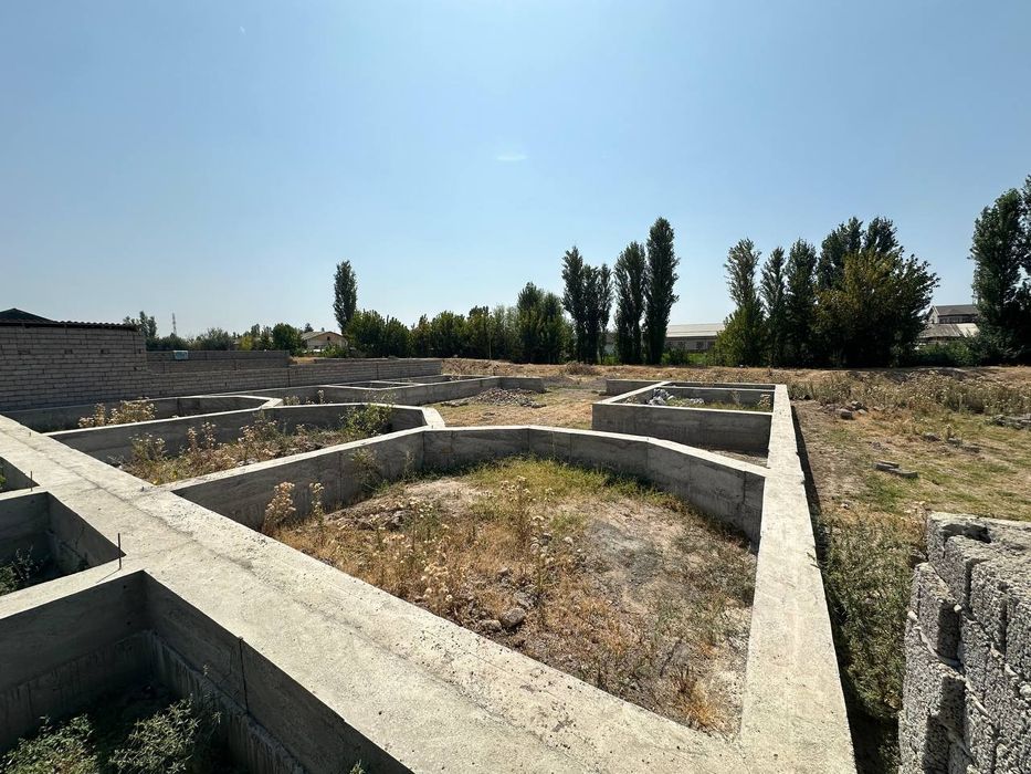Uchaska yer sotiladi 8 sotik 14 ta hona 3ta sanuzelga moljallangan