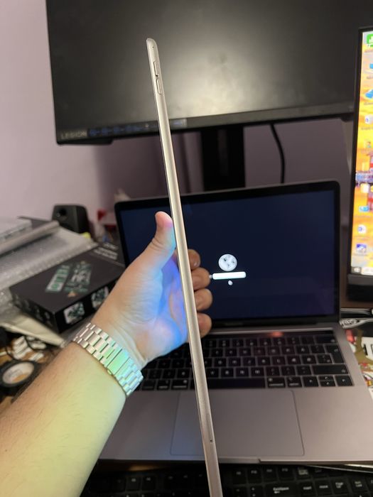 Vând iPad Pro 12.9” 256 GB, WiFi cu Magic Keyboard