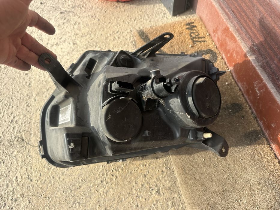 Фар десен за Дачия Дъстър