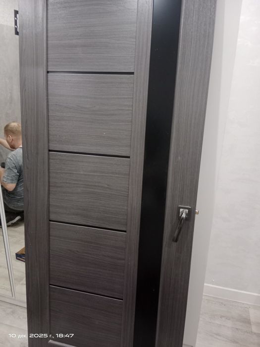 Двери б/у с наличником, коробкой, навесами