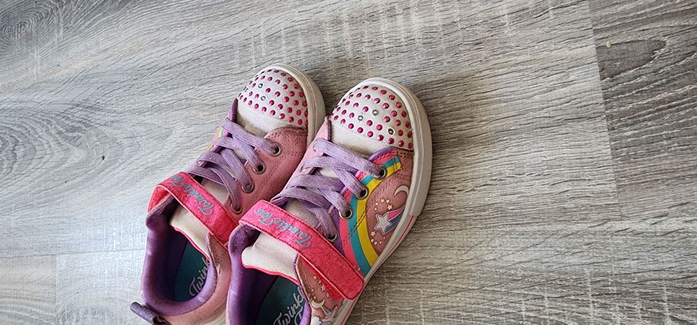 Продавам светещи кецове.