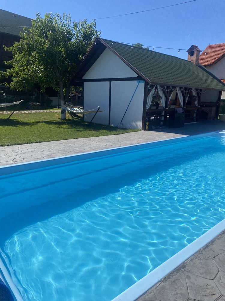 Închiriez cabana cu piscina și ciubar in Gura Râului