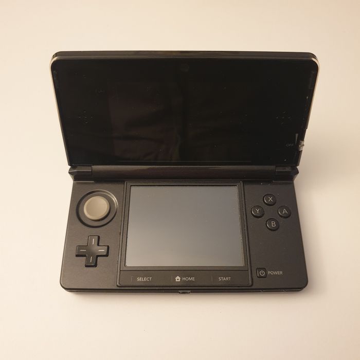 Nintendo 3DS Cosmo Black 32Gb modat cu alimentator și stylus pen