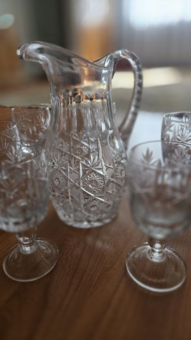 De vanzare borcan vin +6 pahare toate din cristal