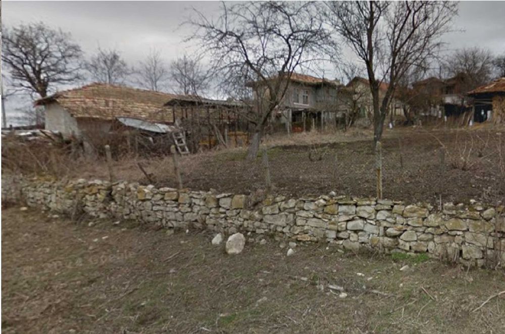 Къща с голям двор, стоп. постройки, ток, вода с. Войводино, обл. Варна