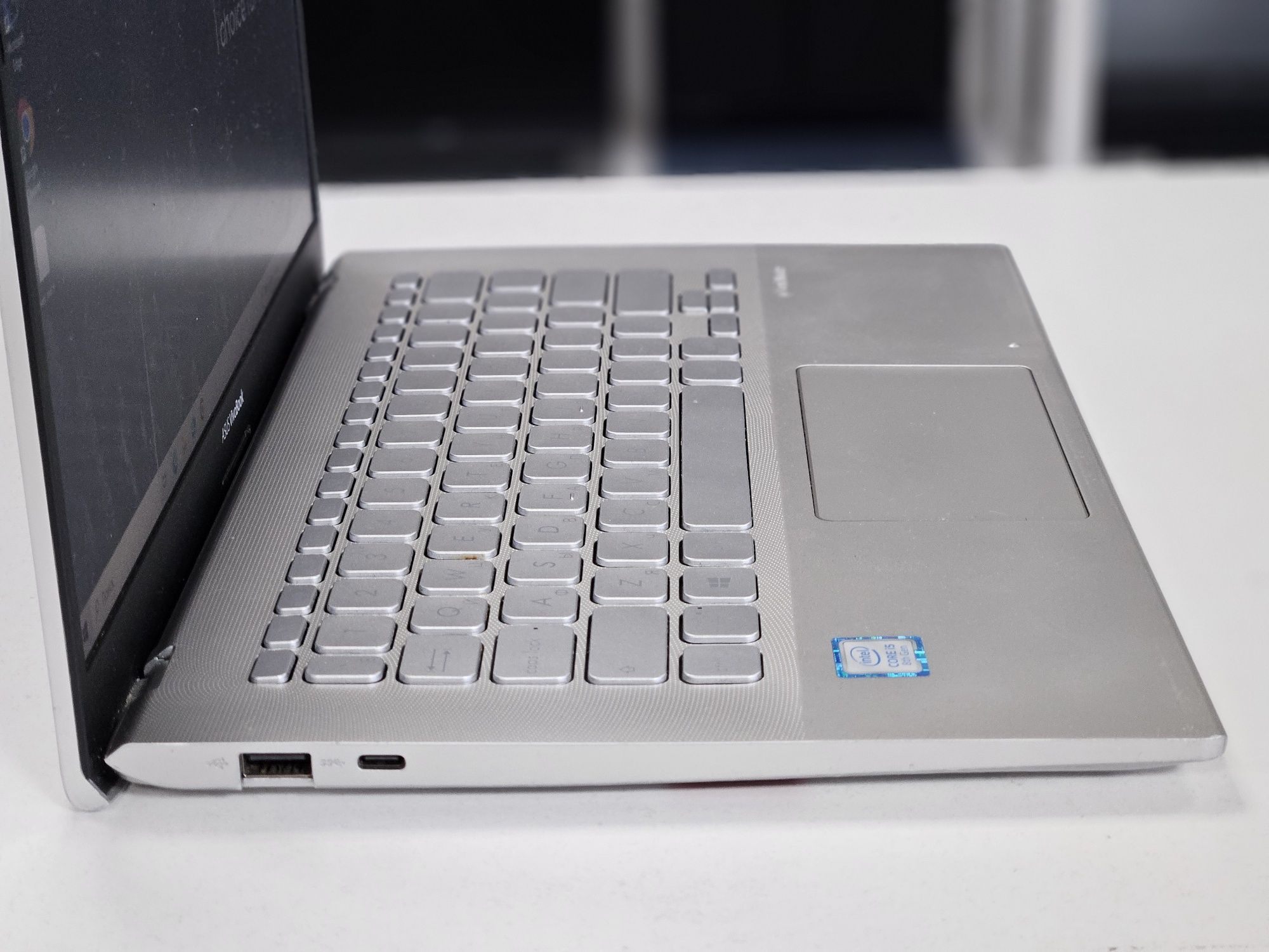 Ноутбук Asus Vivobook 14-Core i5-8250U/SSD 256GB/8GB/UHD Graphics