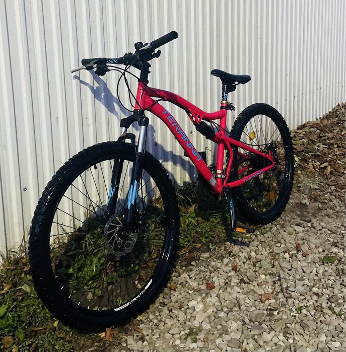Vând bicicleta cu suspensie