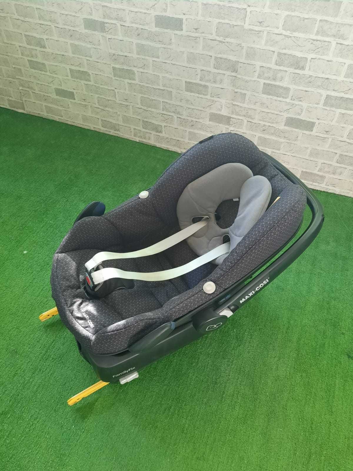 Scoica auto Maxi Cosi pebble + baza isofix