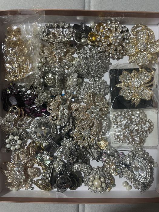 Продам бусины броши все за 5 т