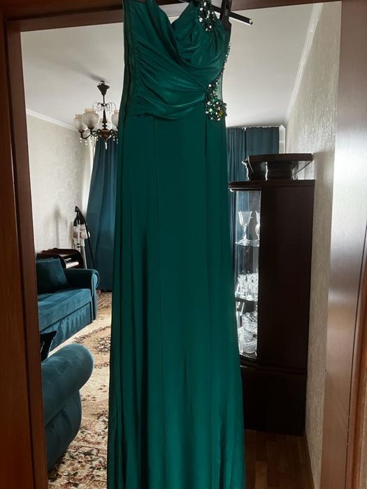 Продам платье .Размер 38. На 40-42 .Новое