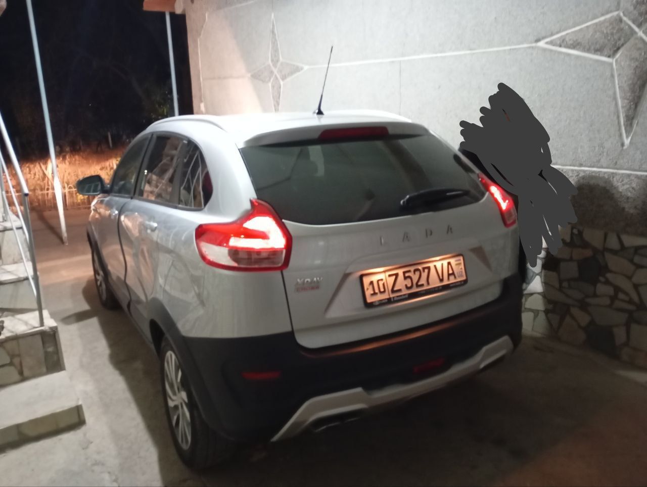Lada Xray cross crasover sotiladi o'zimniki 4 ta zimniy baloni bilan