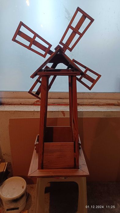 Продавам декоративна дървена мелница.