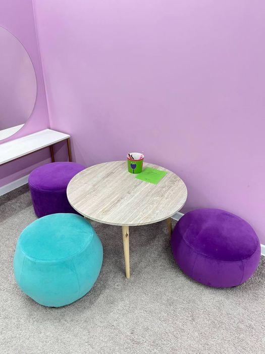 Стол детский круглый и пуфики