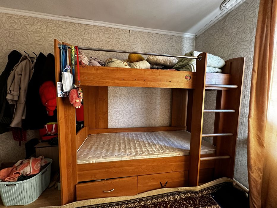 Двухъяросная кровать