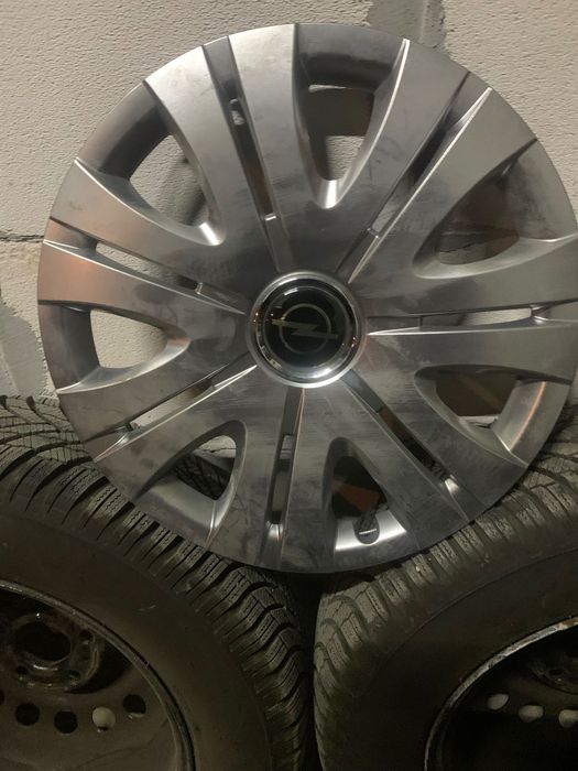 Продавам 4 бр. зимни гуми с железни джанти 195/65 R15