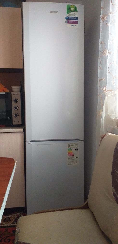 Холодильник улкен фирма  Беко