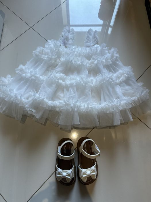 Бели сандали 25 номер