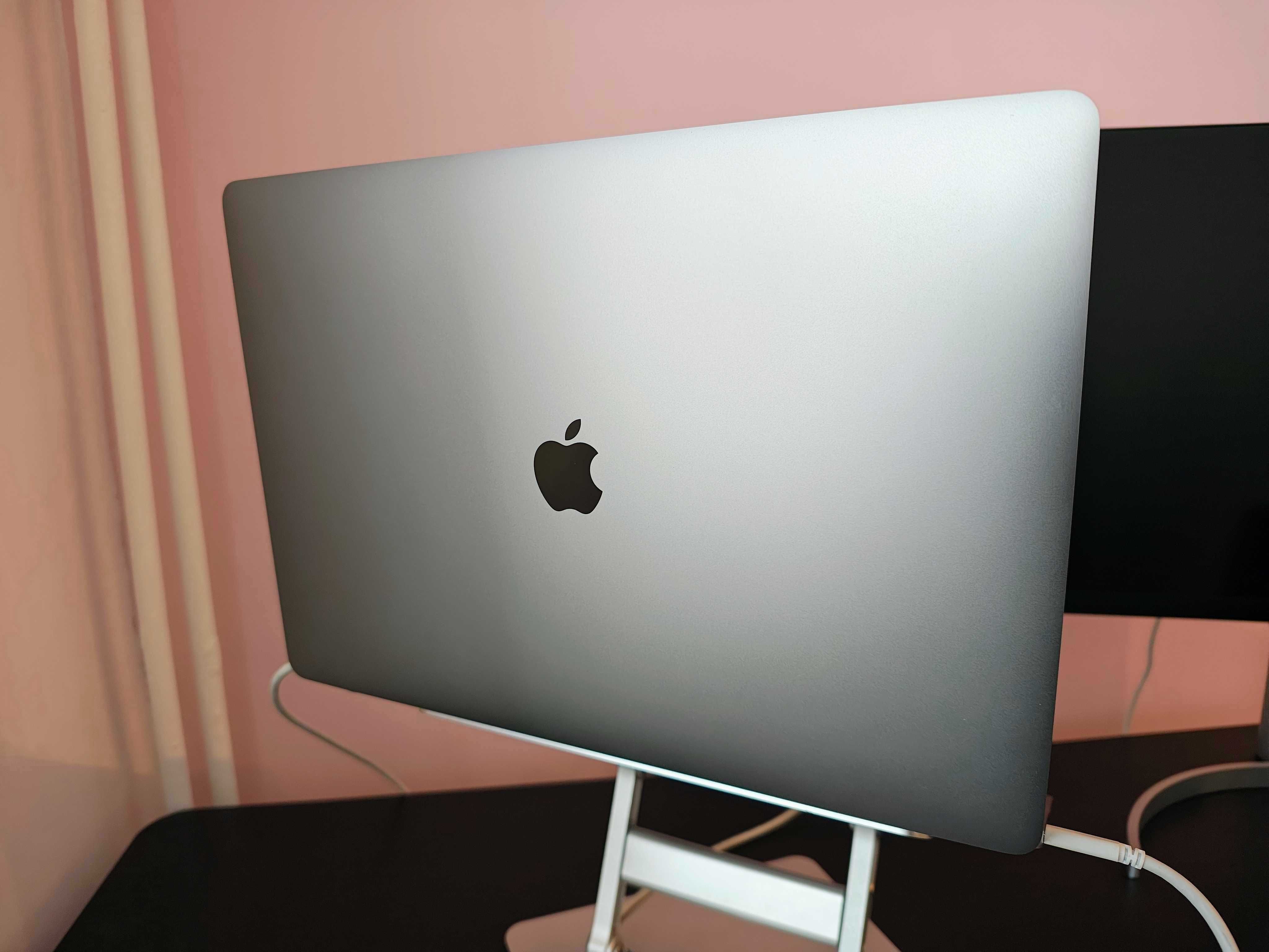 MacBook Pro 16 I9 2,4GHz 32 GB ram 512SSD AMD 5300M 4Gb/UHD 630 1.5Gb