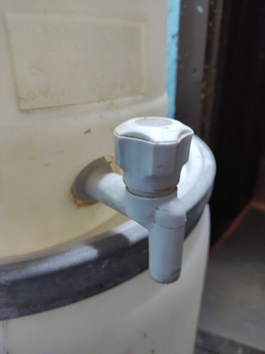 Два пластмасови бидона с канелки, по-голям и по-малък