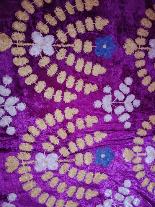 Сюзане, духобада тикилган сузана