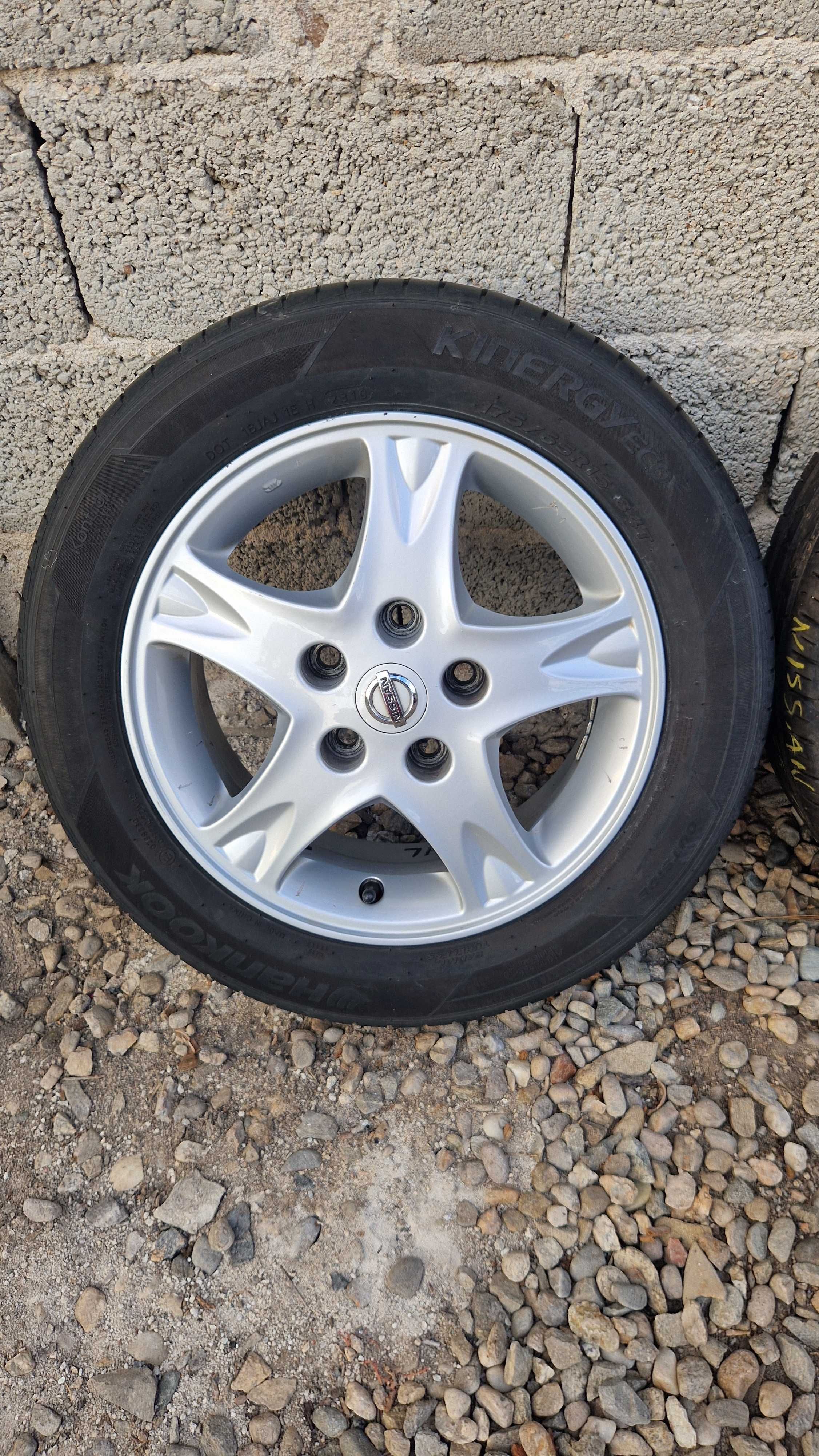 NISSAN Джанти със летни гуми 175/65/15 6J×15  ET40 цо66,1  5×114,3