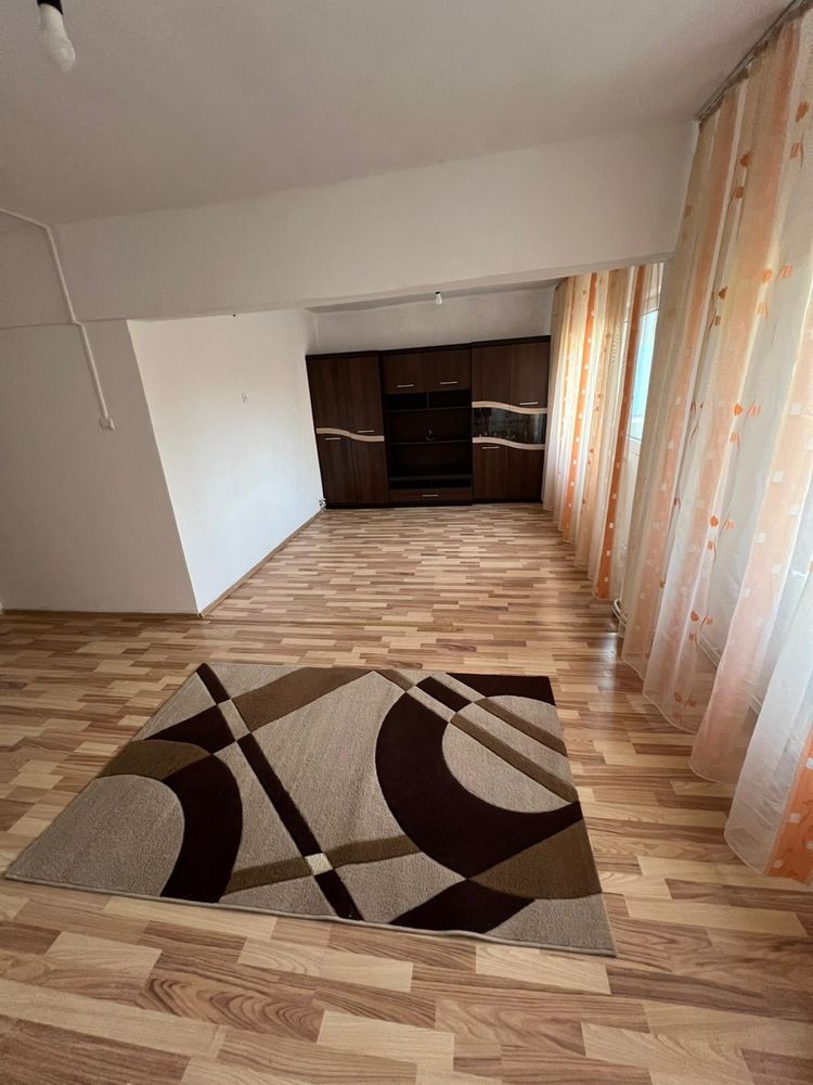 Inchiriez apartament cu 3 camere. la 2,3 minute de mall,zona 23 August