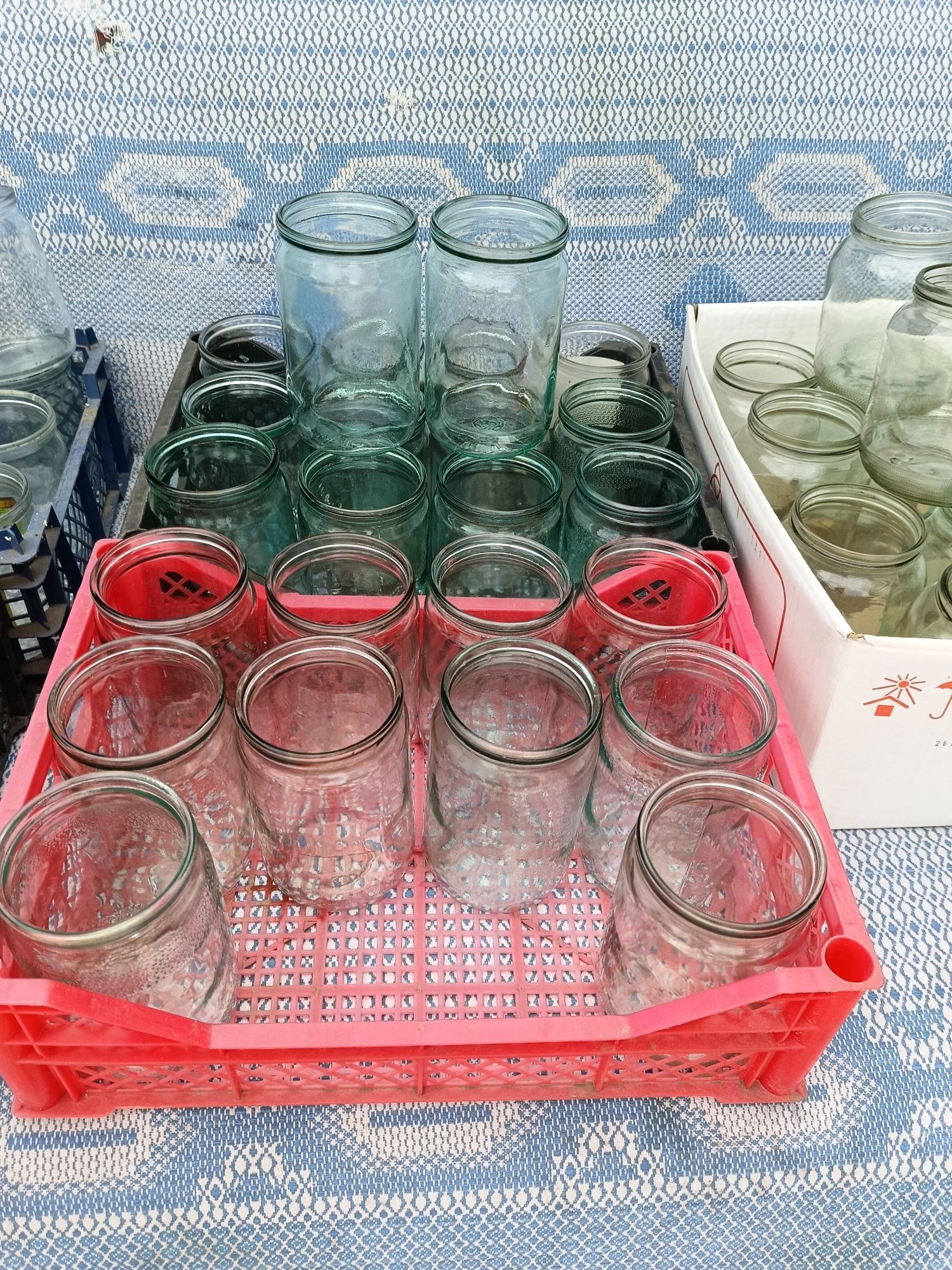 Продаю банки стеклянные  0,5,0,7,0,8, 1 и 2 литра .