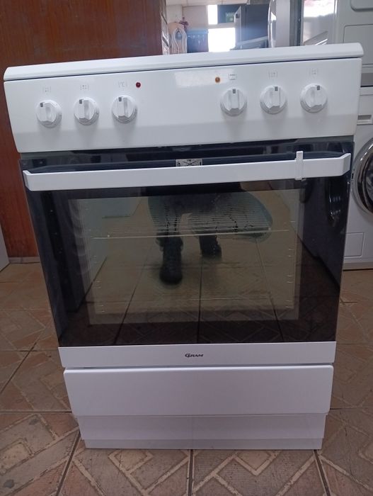 Свободно стояща печка с керамичен плот Gram с две години Гаранция!